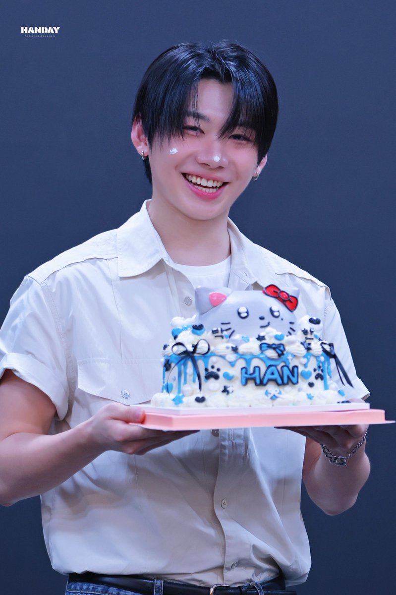 HANDAY925's tweet photo. 생일 축하해🎂💙
오늘이 한이한테 행복한 하루가 되길 바래요.
케이크 많이 먹어ㅋㅋㅋㅋ

#박한 #PARKHAN #HAN
#아홉  #AHOF https://t.co/aU0tDsznnd