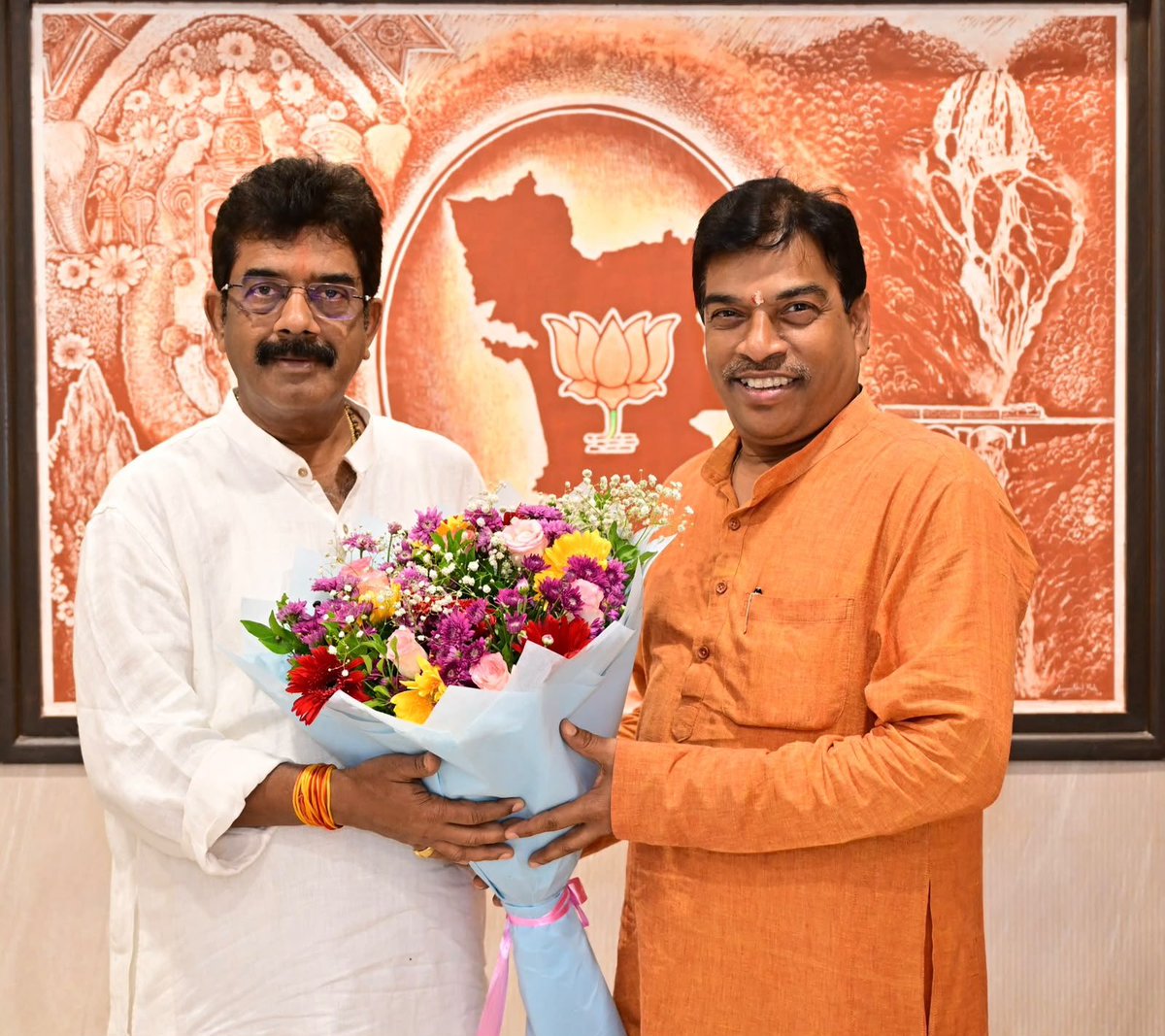 DamuNaik's tweet photo. Congratulated and extended my best wishes to Rajya Sabha MP Shri @ShetSadanand on his appointment as Sah-Prabhari for @BJP4Maharashtra.

Wishing him great success in his new responsibility. https://t.co/xuxUiYEVZv