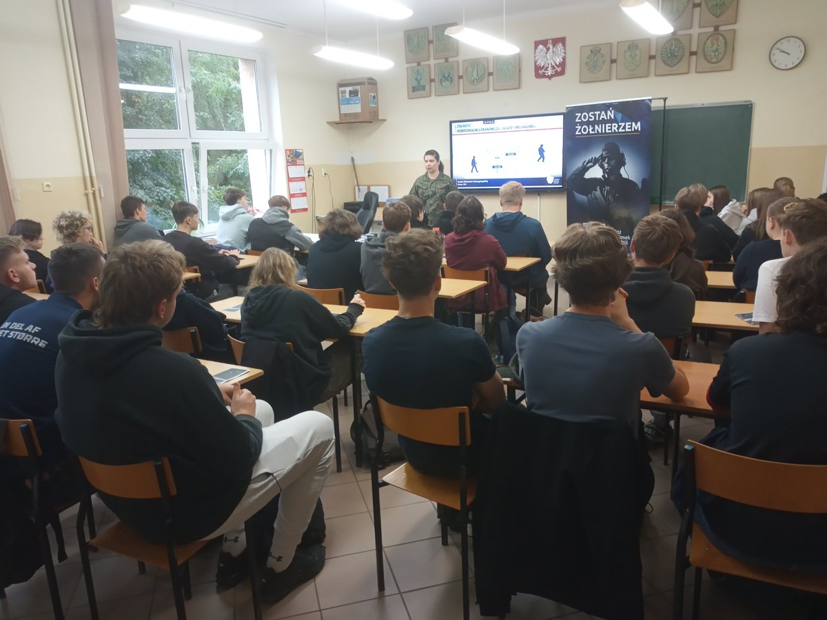 WCR_Olsztyn's tweet photo. #ZawódŻołnierz to temat spotkania naszego Mobilnego Zespołu Rekrutacyjnego z uczniami Zespołu Szkół w Biskupcu. Jak zostać żołnierzem?
➡️Przepustką do Zawodowej Służby Wojskowej jest #DZSW lub #TSW;
➡️Na chętnych czekają także uczelnie wojskowe.
Dołącz do nas! https://t.co/InnVGPTIcT