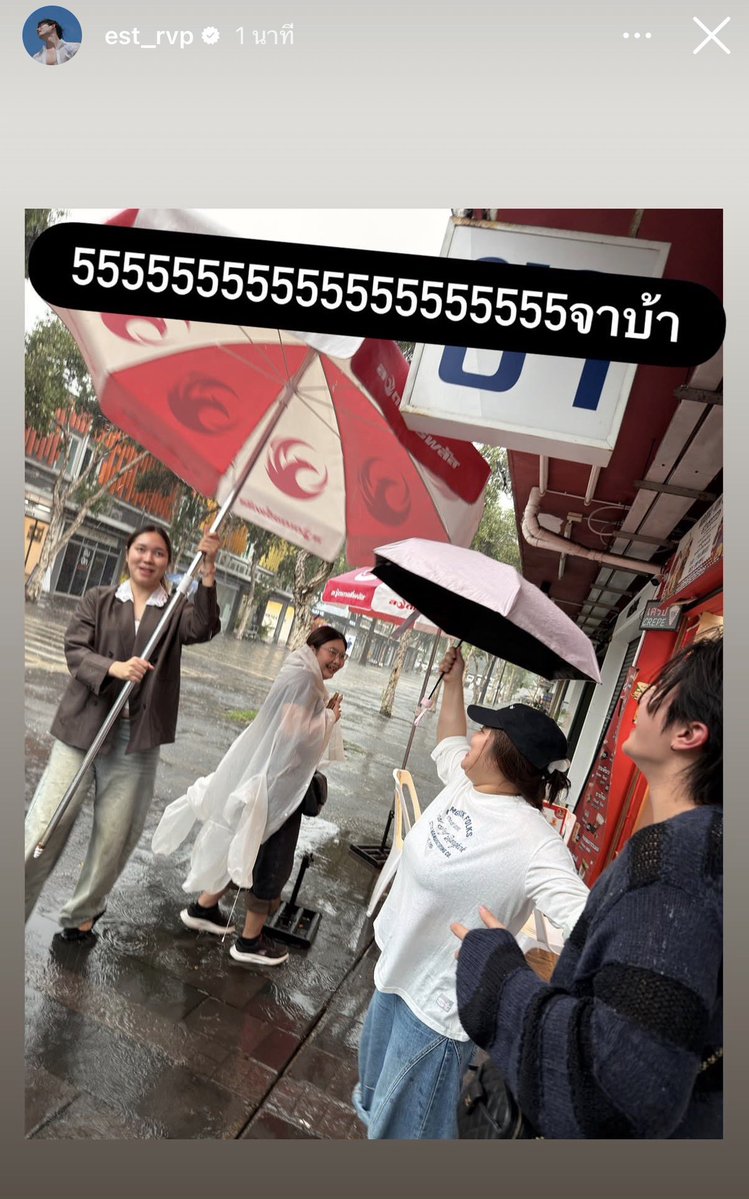 valcrazyforWE's tweet photo. WILLIAMEST IN THE RAIN SMILING AND ALL 🥺😭 
look at Est posting and capturing the staff and his pretty red faen 

#WilliamEst https://t.co/TiHCkyarsM