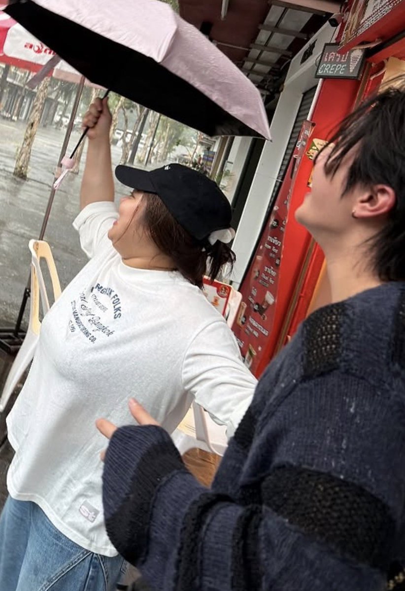 valcrazyforWE's tweet photo. WILLIAMEST IN THE RAIN SMILING AND ALL 🥺😭 
look at Est posting and capturing the staff and his pretty red faen 

#WilliamEst https://t.co/TiHCkyarsM