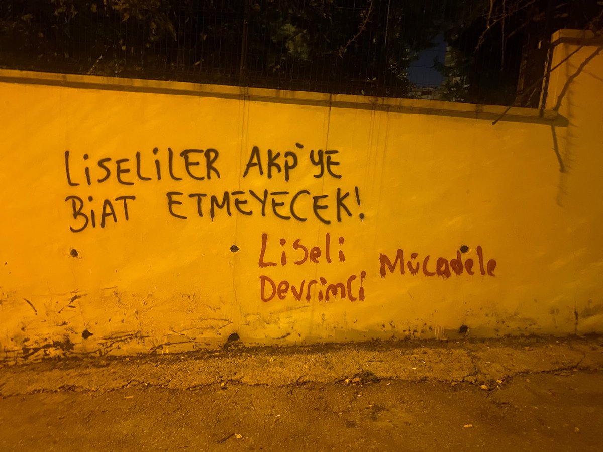 lisdevmucadele's tweet photo. Ne sokakta ne okulda güvende değilsek sebebi kirli mafya-çete düzenini yaratan iktidardır!

Adana sokaklarından liseli sıra arkadaşlarımıza çağrımız var: Liseli Devrimci Mücadele’ye katılın, AKP’den ve bu düzenden hesap soralım! 
Formu doldur bize katıl! ⤵️
https://t.co/8ZAcrYM4GG