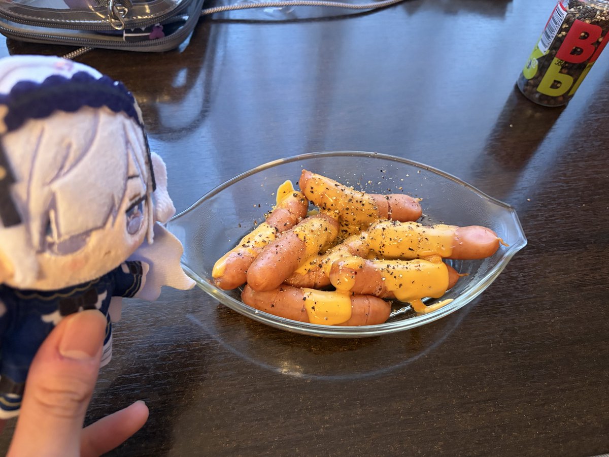 Kaedeyukiya's tweet photo. 夏目アンアンだ
吾輩は腹が減った
美味い料理を「提供しろ」！
1分後
… https://t.co/PcEdSHOU9E