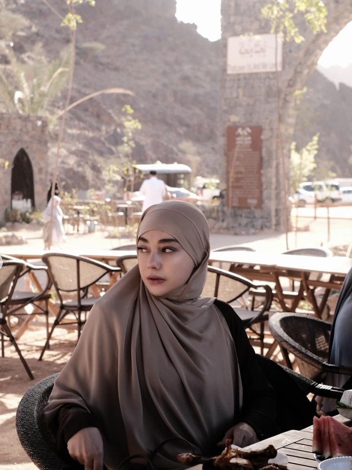 LambeSahamjja's tweet photo. celine evangelista cerita akan pindah ke madinah:
- dia ngerasa lebih nyaman dan tenang tiap kali ke madinah
- dia bilang buat sementara masih bakal bolak balik aja 
- soalnya masih ada kerjaan di indo https://t.co/xBROw8GiVl