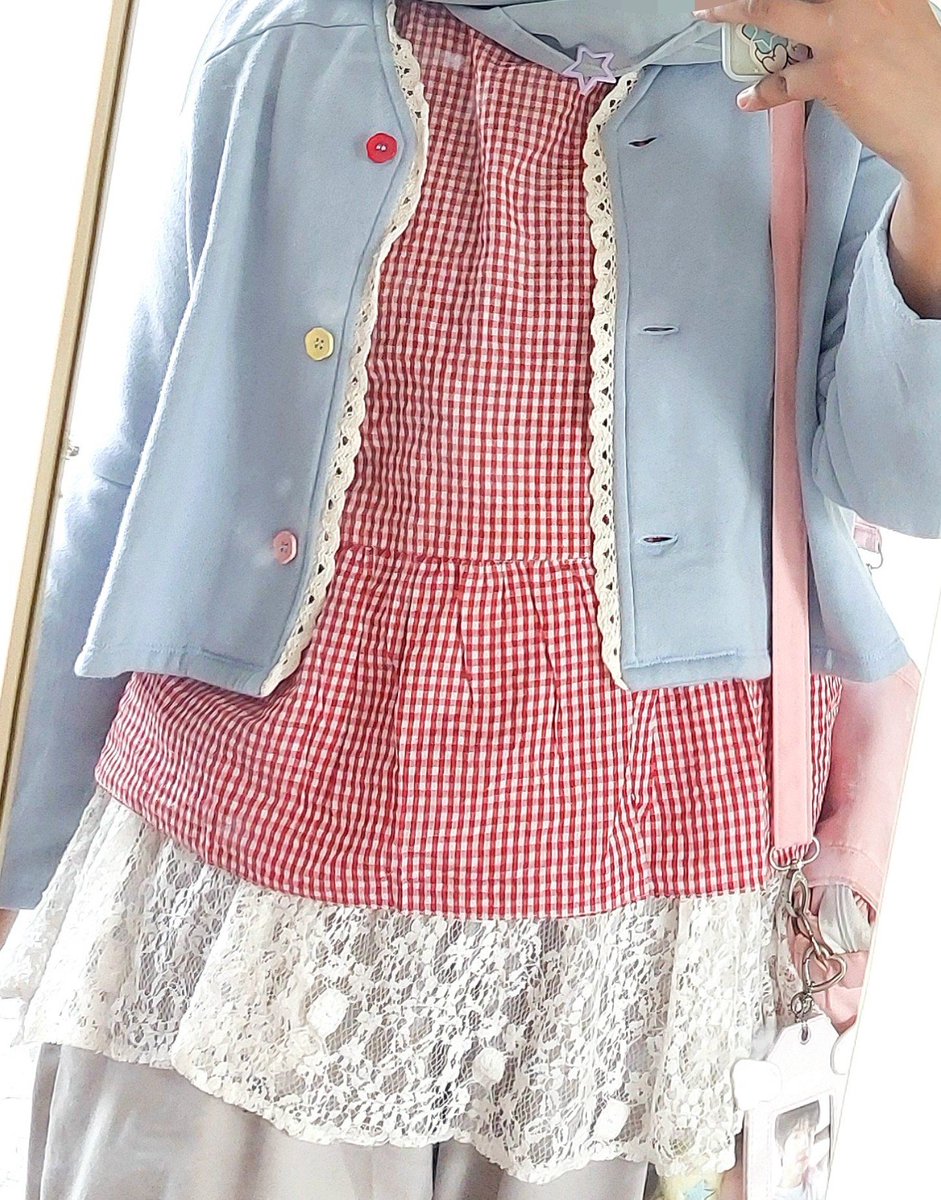 sharingmochi's tweet photo. mau tunjukin outfit kue gemasku ft yushi n wichu https://t.co/StyIIFtKAl