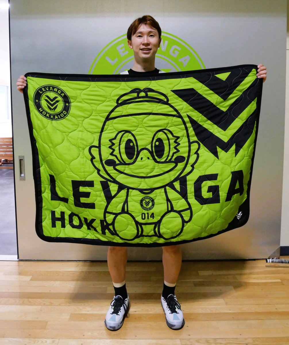 levangakousiki's tweet photo. 🛒9/26-27 三河戦 グッズ情報🛍️
これからの季節にうれしいアイテム＆推し活にぴったりな小物をご紹介！

■レバード キルティングブランケット   4,500円(税込)
これからの肌寒い季節におすすめのキルティングブランケット🍂
ひざ掛けや肩掛けとしてはもちろん、ご自宅のチェアカバーやラグ代わりに敷くのもおすすめ！

■DOLCE Players クッションキーホルダー  700円(税込) 
会場で大人気のカプセルトイアイテム！
コロンとしたフォルムが可愛いミニクッションキーホルダーです。
どの選手が出るかはお楽しみに🎲✨

■プレーヤーズ アクリルカラビナ  600円(税込)
開けるまで何が出るかお楽しみのブラインド商品🤩
普段使いのバッグやポーチにつけたりと、推し活にぴったりです✨

📍北海きたえーる 1階 / 地下1階 グッズ売り場
※お会計は、キャッシュレス対応のみ

チケット好評発売中（両日残席わずか）
🎫https://t.co/fTTdVZ9fxE

#レバンガ北海道