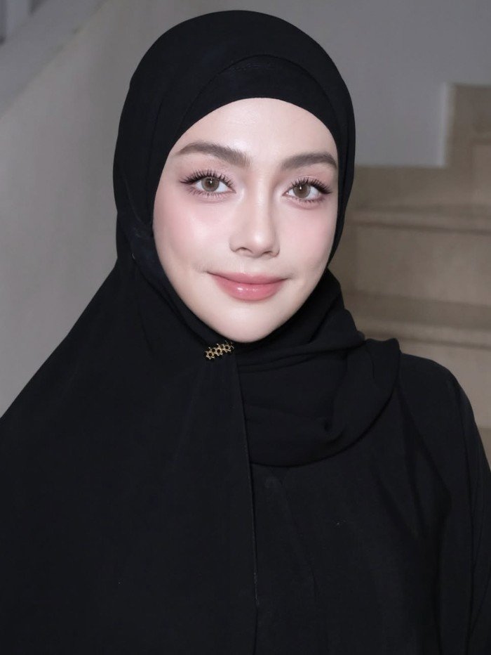 LambeSahamjja's tweet photo. celine evangelista cerita akan pindah ke madinah:
- dia ngerasa lebih nyaman dan tenang tiap kali ke madinah
- dia bilang buat sementara masih bakal bolak balik aja 
- soalnya masih ada kerjaan di indo https://t.co/xBROw8GiVl
