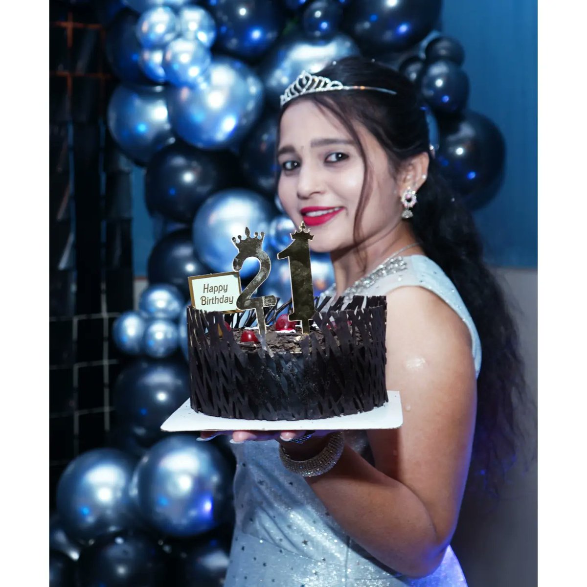 MichelleEnn0h's tweet photo. Cake, candles, and countless smiles. https://t.co/IyFpAME4P7