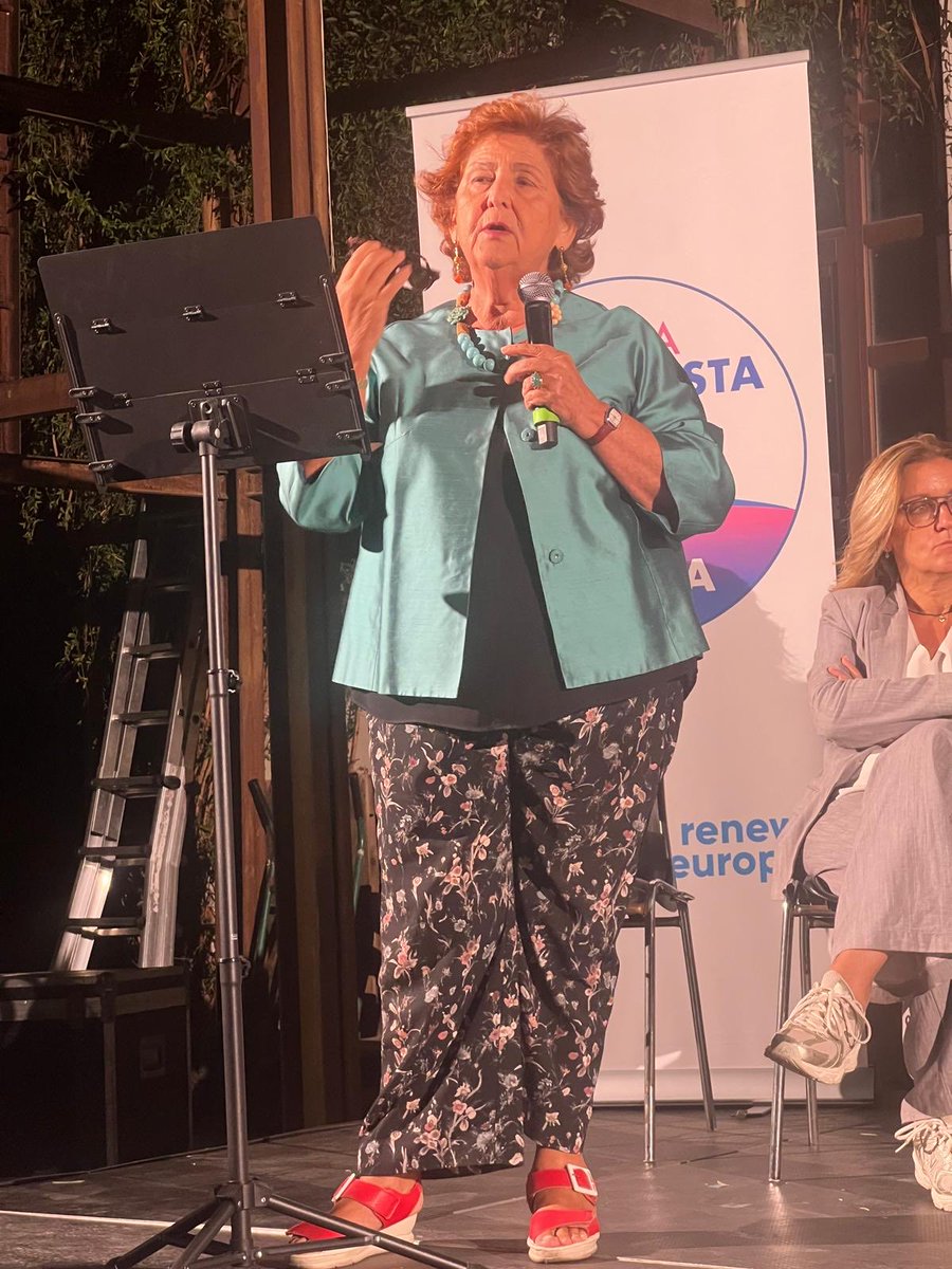 TeresaBellanova's tweet photo. Ieri a Palermo una bella partecipazione e un confronto vero sul futuro del centrosinistra. Grazie a Davide Faraone per l’invito e grazie a tutte e tutti per l’affetto che non mancate mai di farmi sentire.❤️
Ho posto una questione che considero decisiva: dobbiamo costruire rapidamente un programma comune e attorno al tavolo deve esserci tutta la coalizione.
Non servono polemiche con la testa rivolta al passato, ma neppure possiamo mettere la testa sotto la sabbia. Le differenze ci sono, anche su questioni importanti. Negarle sarebbe un errore, trasformarle in veti reciproci sarebbe ancora peggio.
La politica serve esattamente a questo: confrontarsi, mediare, trovare una sintesi. Nessuno deve abiurare alla propria storia e alle proprie idee. Ma tutti devono contribuire a costruire una visione condivisa, se si vuole mandare a casa la destra e, soprattutto, essere credibili nel governare il Paese.
Non basta stare contro. Bisogna sapere per cosa si sta insieme e quale Italia e quale Europa si vogliono costruire.