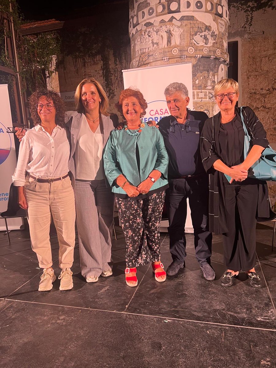 TeresaBellanova's tweet photo. Ieri a Palermo una bella partecipazione e un confronto vero sul futuro del centrosinistra. Grazie a Davide Faraone per l’invito e grazie a tutte e tutti per l’affetto che non mancate mai di farmi sentire.❤️
Ho posto una questione che considero decisiva: dobbiamo costruire rapidamente un programma comune e attorno al tavolo deve esserci tutta la coalizione.
Non servono polemiche con la testa rivolta al passato, ma neppure possiamo mettere la testa sotto la sabbia. Le differenze ci sono, anche su questioni importanti. Negarle sarebbe un errore, trasformarle in veti reciproci sarebbe ancora peggio.
La politica serve esattamente a questo: confrontarsi, mediare, trovare una sintesi. Nessuno deve abiurare alla propria storia e alle proprie idee. Ma tutti devono contribuire a costruire una visione condivisa, se si vuole mandare a casa la destra e, soprattutto, essere credibili nel governare il Paese.
Non basta stare contro. Bisogna sapere per cosa si sta insieme e quale Italia e quale Europa si vogliono costruire.