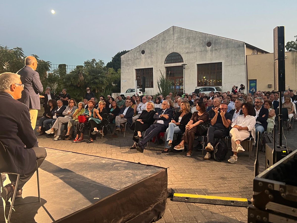 TeresaBellanova's tweet photo. Ieri a Palermo una bella partecipazione e un confronto vero sul futuro del centrosinistra. Grazie a Davide Faraone per l’invito e grazie a tutte e tutti per l’affetto che non mancate mai di farmi sentire.❤️
Ho posto una questione che considero decisiva: dobbiamo costruire rapidamente un programma comune e attorno al tavolo deve esserci tutta la coalizione.
Non servono polemiche con la testa rivolta al passato, ma neppure possiamo mettere la testa sotto la sabbia. Le differenze ci sono, anche su questioni importanti. Negarle sarebbe un errore, trasformarle in veti reciproci sarebbe ancora peggio.
La politica serve esattamente a questo: confrontarsi, mediare, trovare una sintesi. Nessuno deve abiurare alla propria storia e alle proprie idee. Ma tutti devono contribuire a costruire una visione condivisa, se si vuole mandare a casa la destra e, soprattutto, essere credibili nel governare il Paese.
Non basta stare contro. Bisogna sapere per cosa si sta insieme e quale Italia e quale Europa si vogliono costruire.