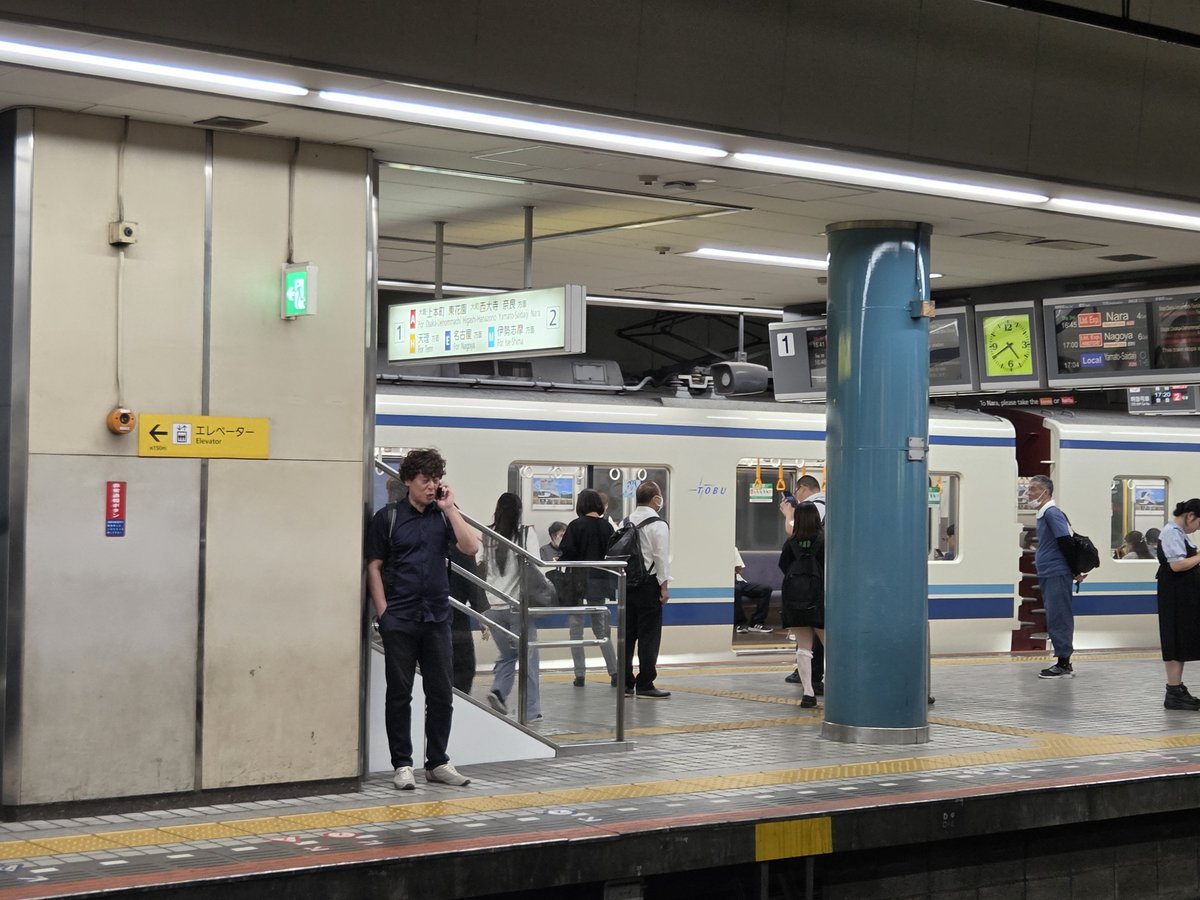 buffalobal52's tweet photo. 近鉄電車の東武ラッピング車両初めて見た https://t.co/7PffTE2vV7
