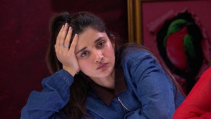 altmalang's tweet photo. Big shoutout to this girl who never bitched about anyone, never slut-shamed anyone, and never played the victim card just to stay relevant like the other girls. Ppl really hated her just for making faces and she’s pretty too.

#KanikaMann #BiggBoss20 #BB20 https://t.co/hZb4qT7hsT