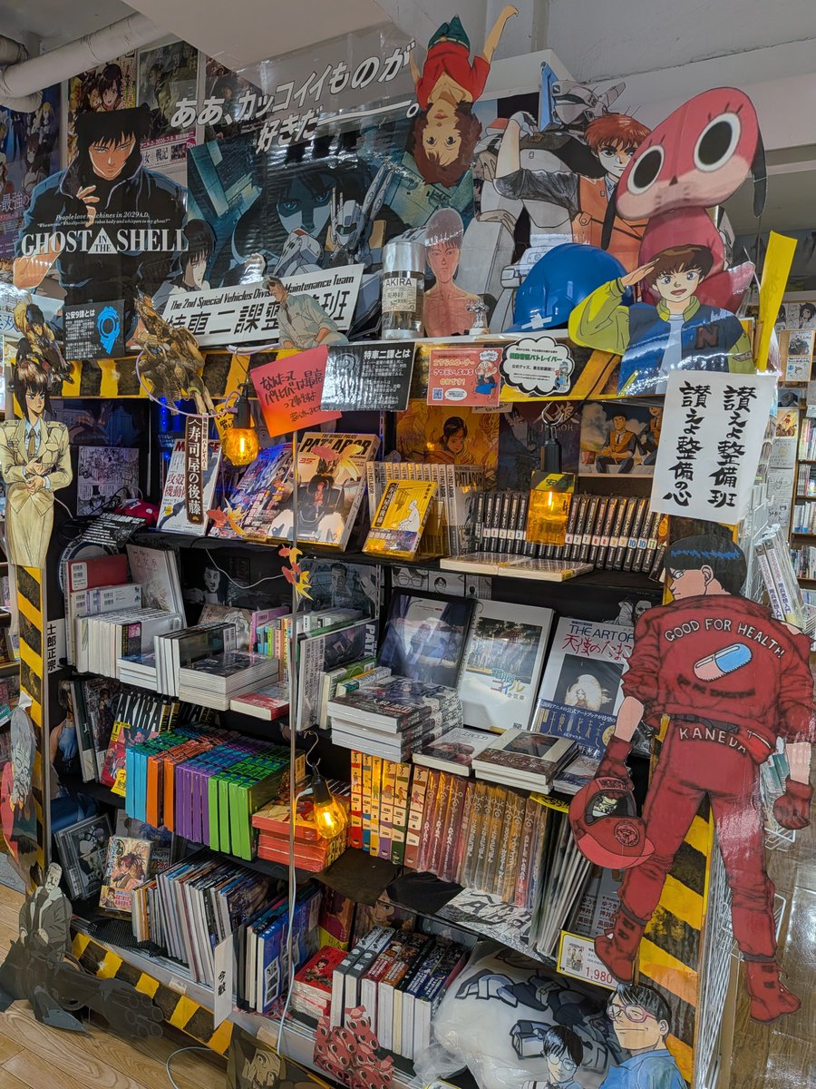 mangatentyou's tweet photo. なぜ当店には、少し懐かしい昭和・平成作品が「新刊」で揃っているのか？

実は​出版社の配本やオススメリスト、最新ランキングだけを追っていると、棚は最新の話題作一色になってしまいます。もちろんそれも大切ですが、当店が目指すのは「時代の厚みがある本屋」です。

​だからこそ、当店では手作業で1冊ずつデータベースを検索し、出版社の倉庫に眠る在庫を追跡。そして見つかれば即発注！
そんな「重箱の隅をつつく」ような地道な発注作業を毎日続けています。

​効率的とは言えないかもしれませんが、この地道な手間こそがいつ来ても新しい発見がある棚を作る秘密です。

そんな訳で、昔読んだあの名作、気になっていた昭和・平成の良作、今もお店に並んでいます。
是非宝探し感覚で探索してみてください。
​#喜久屋書店仙台店
#書店
#漫画