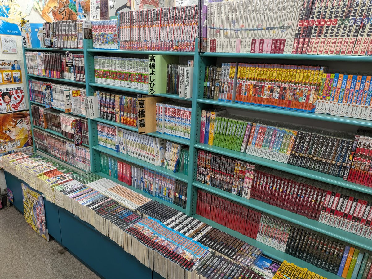 mangatentyou's tweet photo. なぜ当店には、少し懐かしい昭和・平成作品が「新刊」で揃っているのか？

実は​出版社の配本やオススメリスト、最新ランキングだけを追っていると、棚は最新の話題作一色になってしまいます。もちろんそれも大切ですが、当店が目指すのは「時代の厚みがある本屋」です。

​だからこそ、当店では手作業で1冊ずつデータベースを検索し、出版社の倉庫に眠る在庫を追跡。そして見つかれば即発注！
そんな「重箱の隅をつつく」ような地道な発注作業を毎日続けています。

​効率的とは言えないかもしれませんが、この地道な手間こそがいつ来ても新しい発見がある棚を作る秘密です。

そんな訳で、昔読んだあの名作、気になっていた昭和・平成の良作、今もお店に並んでいます。
是非宝探し感覚で探索してみてください。
​#喜久屋書店仙台店
#書店
#漫画
