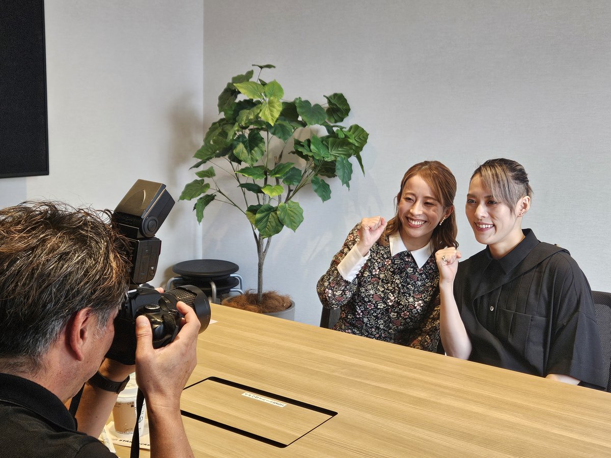 yat_twi's tweet photo. \ あと1週間で開催 / 本日、OSK 日本歌劇団の翼和希さんと千咲えみさんへのタウンニュース（横須賀・三浦版）のインタビューがありました。いよいよ来週末10月3日（土）に横須賀初のレビューショー開催です！
OSKならではの躍動的で華やかな、そしてなにより熱い舞台を、リニューアルしたよこすか芸術劇場で体感してください！#OSK日本歌劇団　＃翼和希　＃千咲えみ　＃トップスター　＃横須賀芸術劇場　＃レビューショー