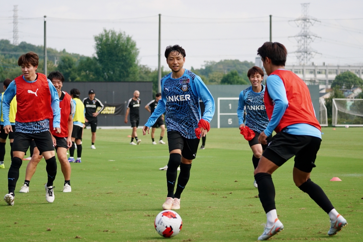 etotakashi's tweet photo. 小林悠が奥さん涙の意味を説明。「もっと自分に何かできたことがあったんじゃないかっていう意味」
https://t.co/uhjta9dmwu
#frontale https://t.co/rnltHewGTy