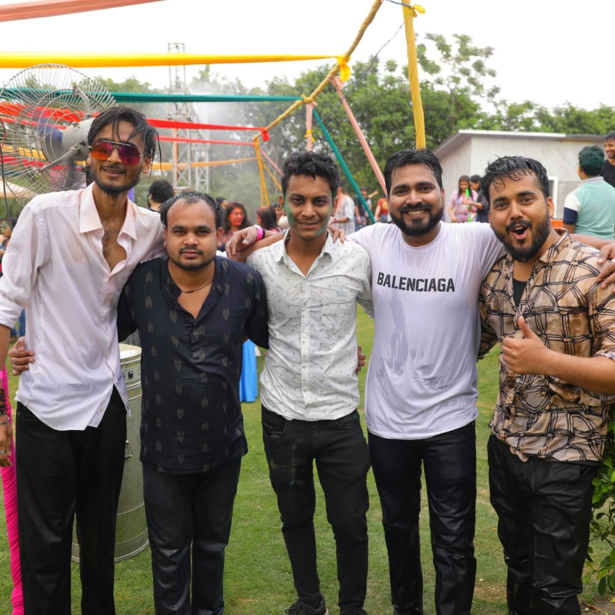 ToiPachelo's tweet photo. Holi vibes and the Performer Award made it an unforgettable day. https://t.co/AxCpIgmaIG