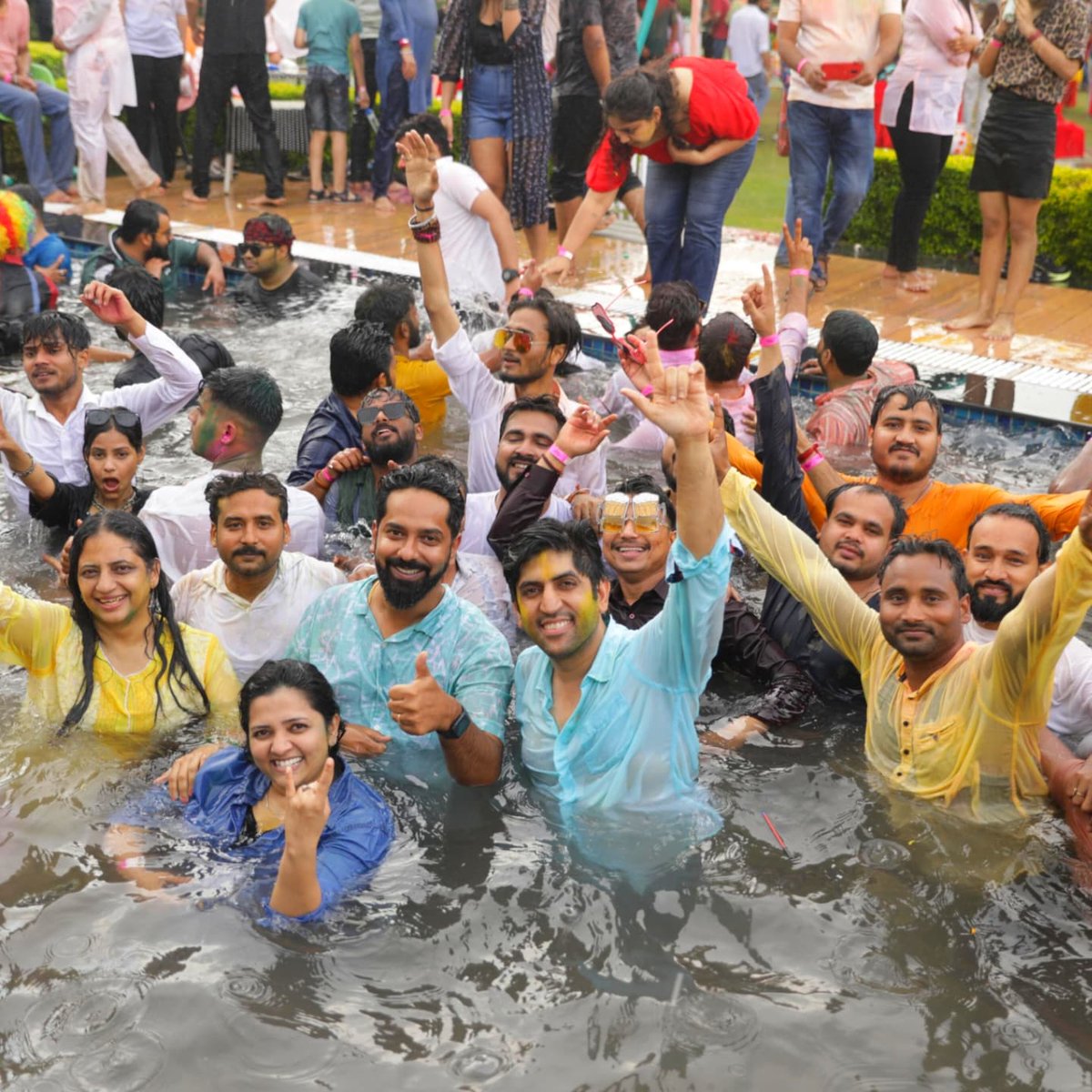 ToiPachelo's tweet photo. Holi vibes and the Performer Award made it an unforgettable day. https://t.co/AxCpIgmaIG
