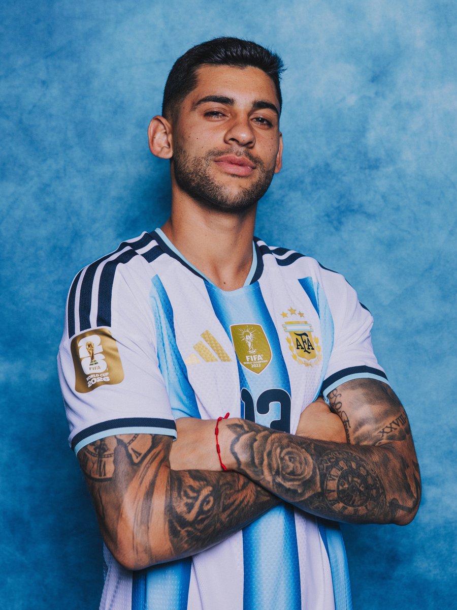 ATFooty_'s tweet photo. 🚨 𝐎𝐅𝐅𝐈𝐂𝐈𝐀𝐋: 𝐂𝐔𝐓𝐈 𝐑𝐎𝐌𝐄𝐑𝐎 𝐖𝐈𝐋𝐋 𝐁𝐄 𝐀𝐑𝐆𝐄𝐍𝐓𝐈𝐍𝐀 𝐍𝐄𝐖 𝐂𝐀𝐏𝐓𝐀𝐈𝐍 𝐀𝐅𝐓𝐄𝐑 𝐋𝐈𝐎𝐍𝐄𝐋 𝐌𝐄𝐒𝐒𝐈! 🩵🤍

The decision has been made by Lionel Scaloni: Romero will be the captain as Lionel Messi says goodbye, Cuti said yes 👋🏼©️

Big moment for Atlético Madrid’s defender with Argentina ✨