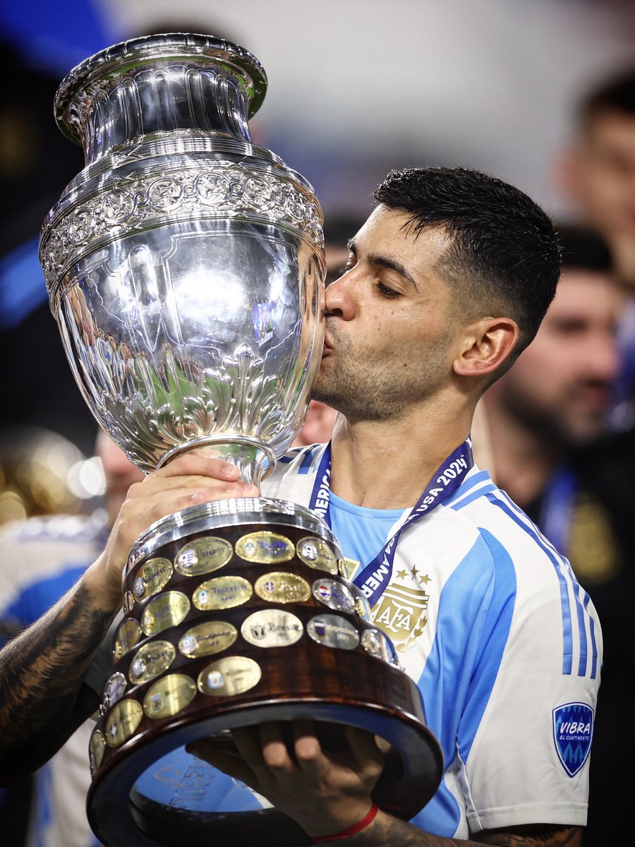 ATFooty_'s tweet photo. 🚨 𝐎𝐅𝐅𝐈𝐂𝐈𝐀𝐋: 𝐂𝐔𝐓𝐈 𝐑𝐎𝐌𝐄𝐑𝐎 𝐖𝐈𝐋𝐋 𝐁𝐄 𝐀𝐑𝐆𝐄𝐍𝐓𝐈𝐍𝐀 𝐍𝐄𝐖 𝐂𝐀𝐏𝐓𝐀𝐈𝐍 𝐀𝐅𝐓𝐄𝐑 𝐋𝐈𝐎𝐍𝐄𝐋 𝐌𝐄𝐒𝐒𝐈! 🩵🤍

The decision has been made by Lionel Scaloni: Romero will be the captain as Lionel Messi says goodbye, Cuti said yes 👋🏼©️

Big moment for Atlético Madrid’s defender with Argentina ✨