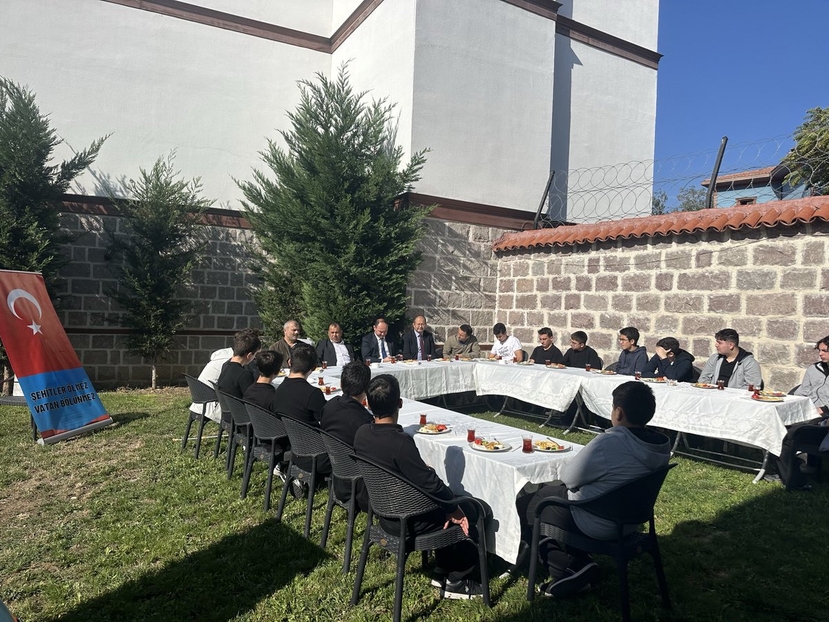 VatanGaziSehitD's tweet photo. Bugün Derneğimizi Muradiye eğitim kurumları karapürçek şubesindeki öğrenciler ve kıymetli hocalarımız ziyaret ettiler.

Kahvaltı eşliğinde #15temmuz hain darbe girişiminde yaşadıklarımızı #fetö terör örgütünün ne denli tehlikeli bir örgüt olduğunu++ https://t.co/79Gy1wKL5j