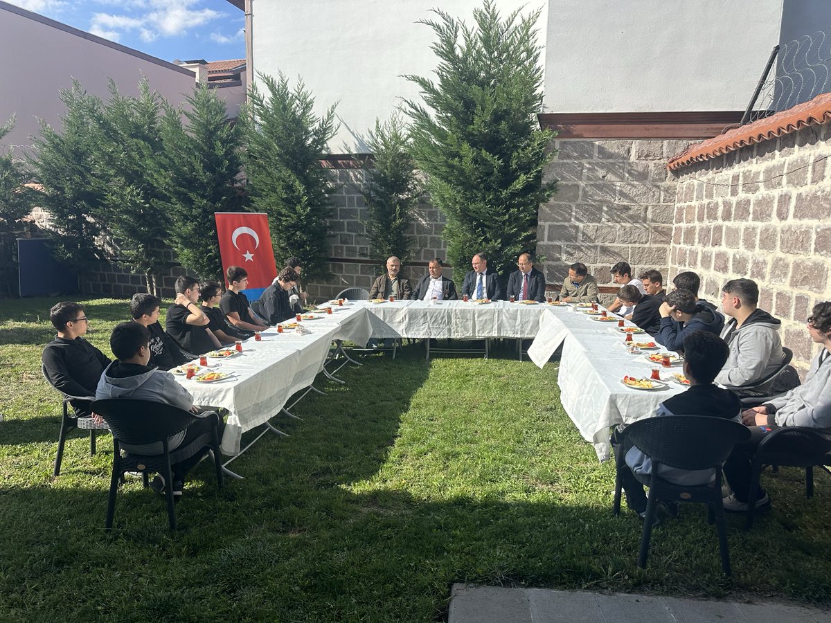 VatanGaziSehitD's tweet photo. Bugün Derneğimizi Muradiye eğitim kurumları karapürçek şubesindeki öğrenciler ve kıymetli hocalarımız ziyaret ettiler.

Kahvaltı eşliğinde #15temmuz hain darbe girişiminde yaşadıklarımızı #fetö terör örgütünün ne denli tehlikeli bir örgüt olduğunu++ https://t.co/79Gy1wKL5j