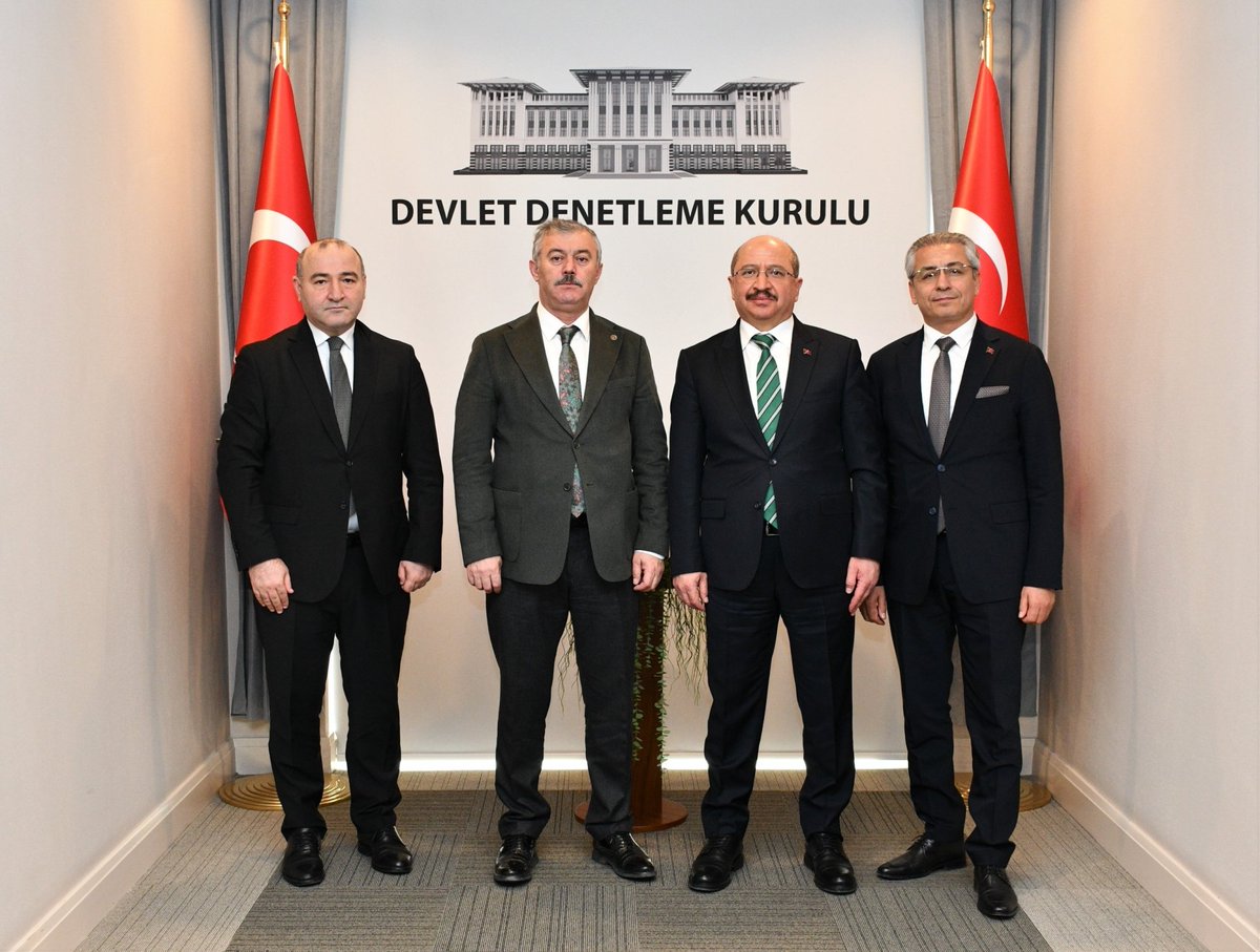 fonunmagdurlari's tweet photo. ⚠️DENETLENMESİ İSTENEN KURUMUN YÖNETİMİNDE, DENETÇİLERİN BAŞKANI OTURUYOR: ŞİMDİ KİM KİMİ DENETLEYECEK?

Fon skandalının tüm yönleriyle aydınlatılması için herkes Devlet Denetleme Kurulu’nu (DDK) göreve çağırıyor. Ancak ortada akılalmaz bir çıkar çatışması var:

🔴Cumhurbaşkanlığı Devlet Denetleme Kurulu Başkanı: Salih Tanrıkulu
🔴Borsa İstanbul Yönetim Kurulu Başkan Vekili ve Denetim Komitesi Başkanı: YİNE Salih Tanrıkulu!

📌Resmi kayıtlarda tablo aynen budur. Borsada TEFAS emirlerinin silindiği, fonların taban taban eridiği ve piyasa manipülasyonlarının yaşandığı Borsa İstanbul yönetiminde oturan bir isim; Borsa İstanbul'u ve piyasayı denetlemesi gereken en üst denetleme kurulunun (DDK) da bizzat başkanıdır!

Böyle bir tabloda bağımsız, şeffaf ve tavizsiz bir denetim nasıl yapılabilir? Kişinin kendi yöneticisi ve denetim komitesi başkanı olduğu kurumu denetlemesi hukukun hangi ilkesine sığar?

455 bin tasarruf sahibinin mağduriyetinde "ucu kime giderse gitsin" iradesi gerçekten varsa, bu çıkar çatışması derhal sonlandırılmalı ve tarafsız, bağımsız bir tahkikat başlatılmalıdır!

Kaynak: Resmi Gazete, Borsa İstanbul A.Ş. Resmi Yönetim Kurulu Listesi

#tly #thf #tmv #tp2 #pnu #fsu #doh #dfi #TeraMağduriyetiSonBulsun #fonmağdurları #FonMagdurlari #TefasMagdurlari #SPK #MehmetSimsek #TBMM #CIMER #KDK #DDK #FonMağdurları #TEFAS #Takasbank #Fibabanka #akbank #garanti @55erhanusta
 @cevdetakaychp @spkgovtr @Takasbank @memetsimsek @RTErdogan
