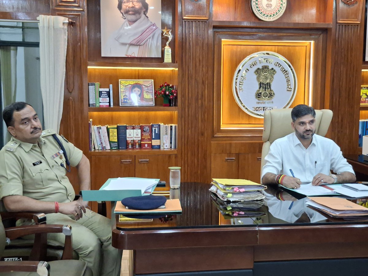 dcjamtara's tweet photo. कार्यालय प्रकोष्ठ में आज कारा सुरक्षा समिति की आहुत बैठक में विभिन्न जीर्णोद्धार एवं मरम्मती कार्यों, संसीमित बंदियों को दी जाने वाली मूलभूत सुविधाओं के अलावा कारा सुरक्षा दृष्टिकोण से विभिन्न बिंदुओं पर विस्तृत समीक्षा कर संबंधित अधिकारियों को आवश्यक एवं उचित दिशा निर्देश दिया।
@JharkhandCMO 
@prdjharkhand 
@AlokDubeyIAS