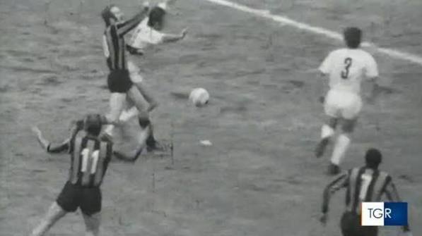 MarcoCento38849's tweet photo. La potenza dell'Inter comincia molto tempo prima della Marotta League attuale. Era il 21 marzo del ‘71, vedete un rigore in questa azione? Ebbene questo è il rigore PIÙ SCANDALOSO DELLA STORIA DEL CALCIO ITALIANO. Inter-Napoli 2-1. https://t.co/kSFIULeZT5
