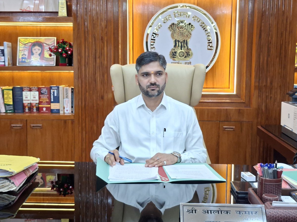 dcjamtara's tweet photo. कार्यालय प्रकोष्ठ में आज कारा सुरक्षा समिति की आहुत बैठक में विभिन्न जीर्णोद्धार एवं मरम्मती कार्यों, संसीमित बंदियों को दी जाने वाली मूलभूत सुविधाओं के अलावा कारा सुरक्षा दृष्टिकोण से विभिन्न बिंदुओं पर विस्तृत समीक्षा कर संबंधित अधिकारियों को आवश्यक एवं उचित दिशा निर्देश दिया।
@JharkhandCMO 
@prdjharkhand 
@AlokDubeyIAS
