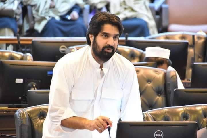 masoomamiradv's tweet photo. صوبائی وزیر فضل شکور خان کی بازیابی کا کیس

پشاورہائی کورٹ کے جسٹس سید ارشد علی کی سربراہی میں دو رکنی بینچ نے سماعت کی

اس کیس میں اب تک کیا ہوا۔۔ جسٹس سید ارشد علی کا تفتیشی افسر سے استفسار 
ان کے ڈرائیور اور سیکیورٹی گارڈ کا بیان رکارڈ کیا ہے، انھوں نے بیان دیا ہے کہ 14, 15 افراد تھے جنہوں نے گاڑی روکی، اور لے گئے، تفتیشی افسر  

رپورٹ طلب کرتے ہیں رپورٹ آجائے تو پھر اس کے بعد دیکھیں گے، عدالت 
عدالت نے آئی جی پولیس سے رپورٹ طلب کرتے ہوئے سماعت ملتوی کردی