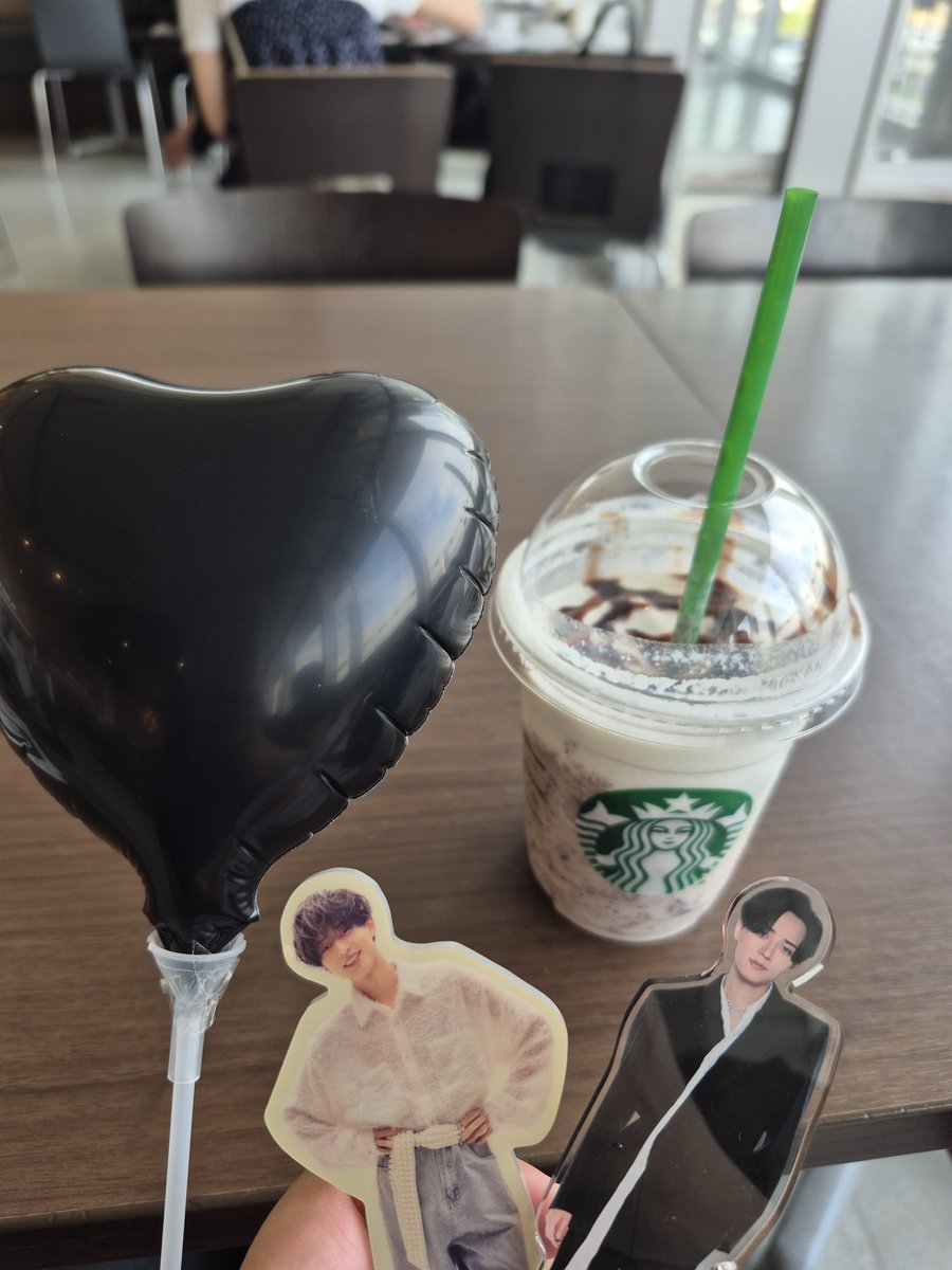 tk_kk_pon's tweet photo. 時間があったからテラスウォーク一宮に行ったら、漆黒の風船もらえたよ♡
そしてご飯の返し口に行った時に風船取れてしまって😭悲しんでたらリンガーハットの店員さんがセロテープで直してくれた😭😭ありがとう店員さん！！！
#永瀬廉  
#おれのファンミ https://t.co/B3IWLom7YD