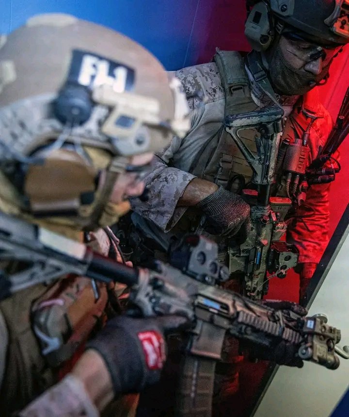 talk_millitary's tweet photo. Marine Reconnaissance 🇺🇸 https://t.co/MVgtBa4sZW