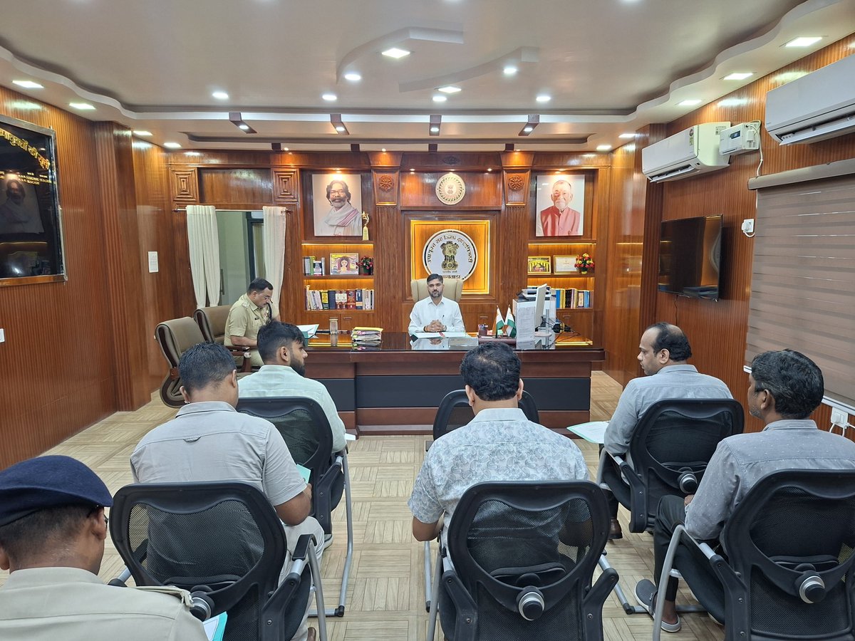 dcjamtara's tweet photo. कार्यालय प्रकोष्ठ में आज कारा सुरक्षा समिति की आहुत बैठक में विभिन्न जीर्णोद्धार एवं मरम्मती कार्यों, संसीमित बंदियों को दी जाने वाली मूलभूत सुविधाओं के अलावा कारा सुरक्षा दृष्टिकोण से विभिन्न बिंदुओं पर विस्तृत समीक्षा कर संबंधित अधिकारियों को आवश्यक एवं उचित दिशा निर्देश दिया।
@JharkhandCMO 
@prdjharkhand 
@AlokDubeyIAS