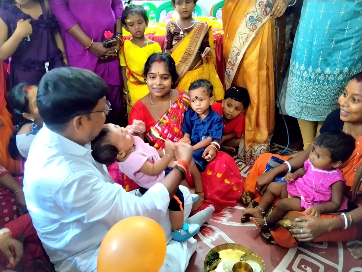 Tusarkumarmaju1's tweet photo. আজ পাণ্ডুয়ার মন্ডলাই দক্ষিণপাড়া অঙ্গনওয়াড়ি কেন্দ্রে ‘অঙ্গন মিলন সেবা’ অনুষ্ঠানে উপস্থিত হয়ে ছোট্ট শিশু, অভিভাবক ও সকলের সঙ্গে আনন্দঘন সময় কাটালাম।
@SuvenduWB
@DilipGhoshBJP
#Pandua #ChildDevelopment #JanSeva #AnganMilanSeva https://t.co/XaPLeVLG6p