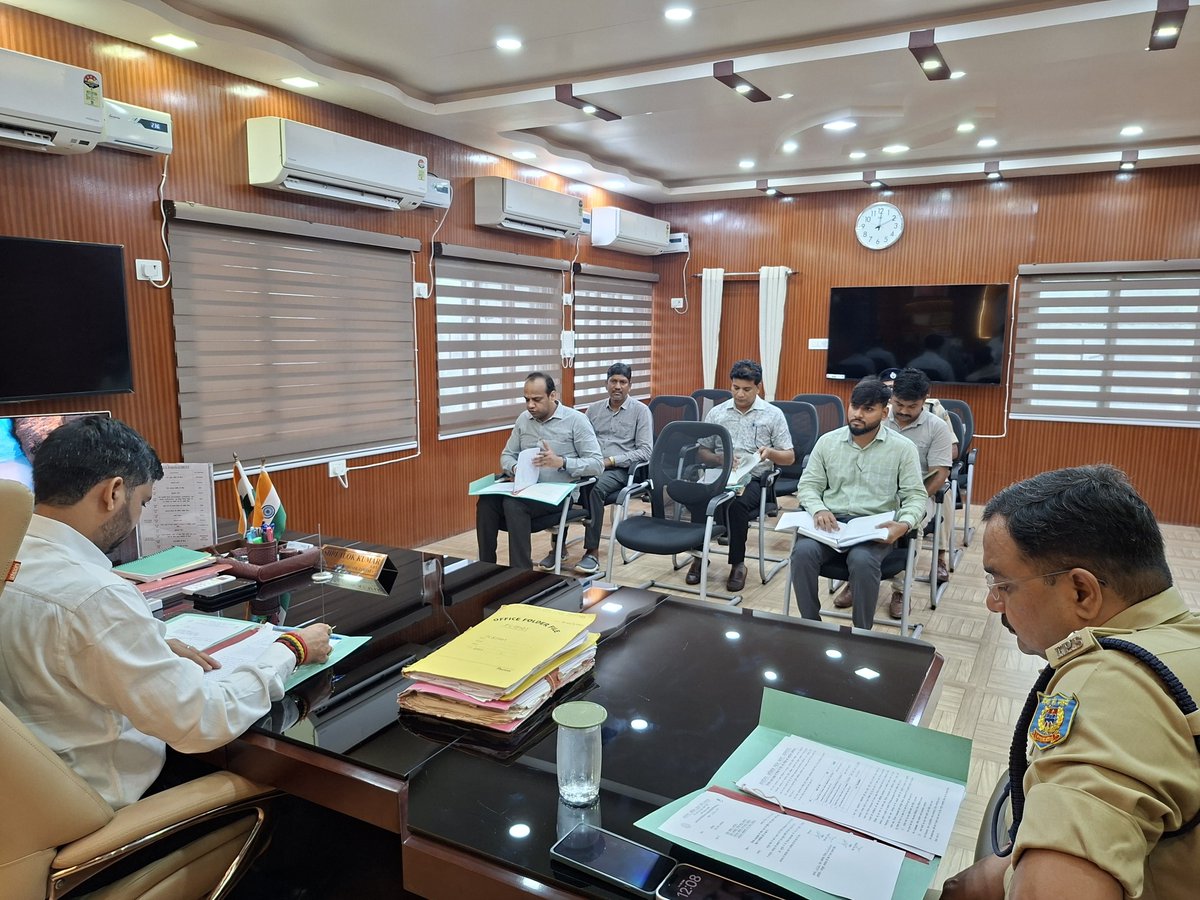 dcjamtara's tweet photo. कार्यालय प्रकोष्ठ में आज कारा सुरक्षा समिति की आहुत बैठक में विभिन्न जीर्णोद्धार एवं मरम्मती कार्यों, संसीमित बंदियों को दी जाने वाली मूलभूत सुविधाओं के अलावा कारा सुरक्षा दृष्टिकोण से विभिन्न बिंदुओं पर विस्तृत समीक्षा कर संबंधित अधिकारियों को आवश्यक एवं उचित दिशा निर्देश दिया।
@JharkhandCMO 
@prdjharkhand 
@AlokDubeyIAS