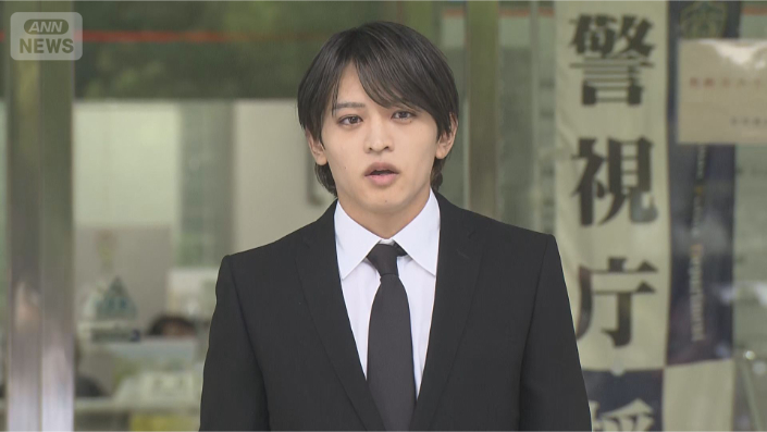 tv_asahi_news's tweet photo. 「この度は大変申し訳ございませんでした」
知人女性を殴るなどしてけがをさせた疑いで逮捕されたアイドルグループ「timelesz（タイムレス）」の猪俣周杜さんが釈放されました。

▼【動画】警察署を出る猪俣さん
https://t.co/wTPJKSvdi9
▼【情報まとめ】
https://t.co/MqfM3h0QEw https://t.co/MS32gvmgaJ