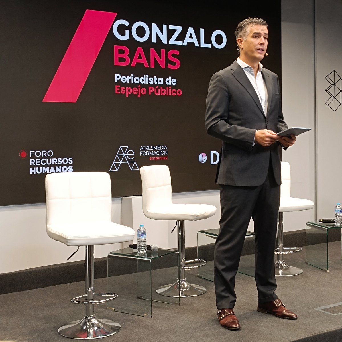 ForoRRHH's tweet photo. 🔴 #COMUNICARH
@gonbans, presentador de Espejo Público, conduce la jornada en el Salón de Actos de @Atresmedia.
Y para comenzar lanza al aire la pregunta: “¿Cómo comunicamos el cambio para conseguir que las personas quieran formar parte de él?”
#RRHH #Talento #Liderazgo https://t.co/yBeeINruuf
