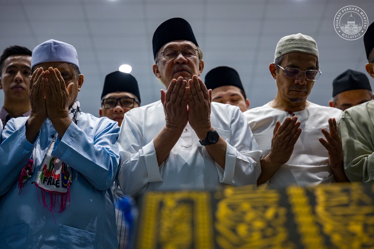 anwaribrahim's tweet photo. Menunaikan Solat Jumaat di Dewan Solat Sementara Masjid Cherok Tok Kun Bawah, Bukit Mertajam, bersama keluarga dan jemaah setempat.

Usai solat, kami kemudiannya bersama-sama menunaikan solat jenazah buat abang tersayang, Allahyarham Idrus Ibrahim.

Semoga Allah SWT menerima segala amalnya, mengampuni segala khilaf dan menempatkan Allahyarham dalam kalangan hamba-Nya yang beriman dan beramal soleh.