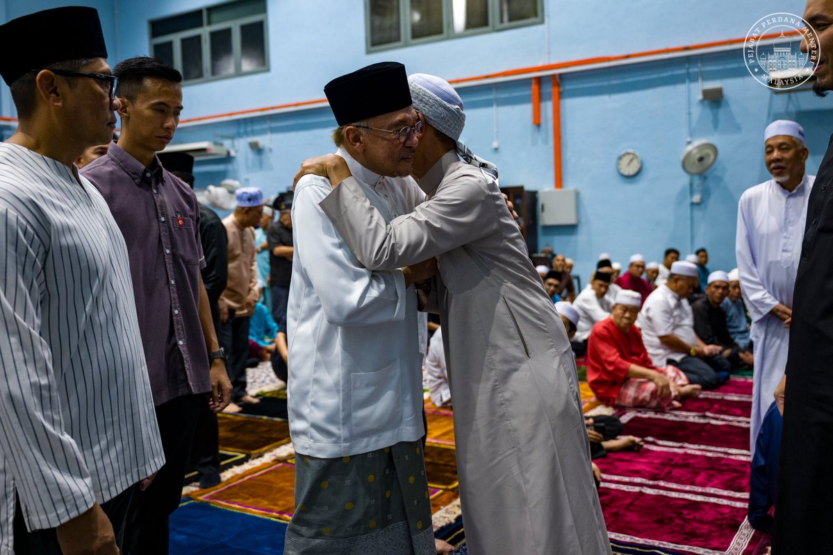 anwaribrahim's tweet photo. Menunaikan Solat Jumaat di Dewan Solat Sementara Masjid Cherok Tok Kun Bawah, Bukit Mertajam, bersama keluarga dan jemaah setempat.

Usai solat, kami kemudiannya bersama-sama menunaikan solat jenazah buat abang tersayang, Allahyarham Idrus Ibrahim.

Semoga Allah SWT menerima segala amalnya, mengampuni segala khilaf dan menempatkan Allahyarham dalam kalangan hamba-Nya yang beriman dan beramal soleh.
