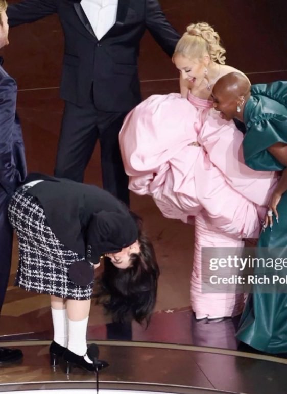 Pixelpupv2's tweet photo. @eternal1te Ari and Cynthia laughing at her omg https://t.co/kHso0UJNt2