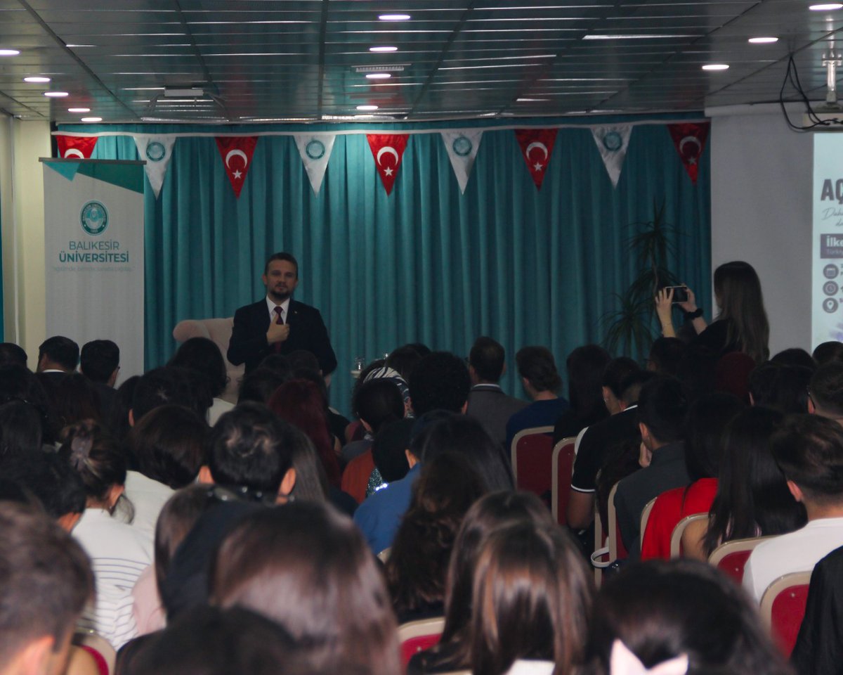 ulusalajans's tweet photo. Sayın Başkanımız İlker Astarcı, Balıkesir Üniversitesi Burhaniye Uygulamalı Bilimler Fakültesi 2026-2027 Akademik Yılı Açılış Dersi programına katılarak akademisyenlere ve öğrencilere hitap etti.

Program kapsamında, Balıkesir Üniversitesi Rektörü Sayın Prof. Dr. Yücel Oğurlu ve Uygulamalı Bilimler Fakültesi Dekanı Sayın Prof. Dr. Mehmet Oğuzhan İlban tarafından Başkanımıza plaket takdim edildi.

Nazik ev sahiplikleri için Balıkesir Üniversitesi’ne teşekkür ederiz.

@balikesiruni  @Bubfa_kurumsal