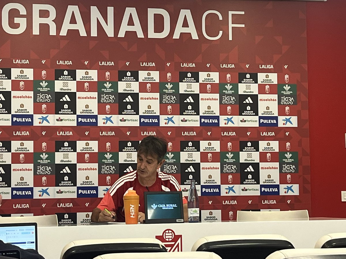 FernandoMarGil's tweet photo. Pacheta: “Si cogemos cualquier equipo y se queda con dos extremos tiene carencias. Nosotros tenemos la posibilidad de Gambín, que está dando unos minutos de gran nivel y que entrena espectacular. También podemos utilizar en banda a Sergio López, Pampín, Pascual o Casadesús”. https://t.co/lOFXiuVdPf