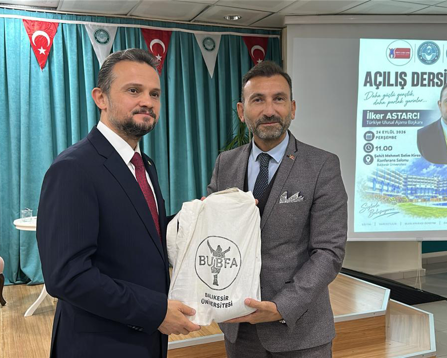 ulusalajans's tweet photo. Sayın Başkanımız İlker Astarcı, Balıkesir Üniversitesi Burhaniye Uygulamalı Bilimler Fakültesi 2026-2027 Akademik Yılı Açılış Dersi programına katılarak akademisyenlere ve öğrencilere hitap etti.

Program kapsamında, Balıkesir Üniversitesi Rektörü Sayın Prof. Dr. Yücel Oğurlu ve Uygulamalı Bilimler Fakültesi Dekanı Sayın Prof. Dr. Mehmet Oğuzhan İlban tarafından Başkanımıza plaket takdim edildi.

Nazik ev sahiplikleri için Balıkesir Üniversitesi’ne teşekkür ederiz.

@balikesiruni  @Bubfa_kurumsal