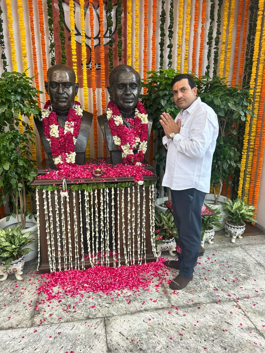 GulabTiwariBJP's tweet photo. भारतीय राजनीति की धारा बदलने वाले हमारे प्रेरणास्रोत पंडित दीनदयाल उपाध्याय जी की जयंती पर उन्हें कोटिशः प्रणाम!
भावपूर्ण श्रद्धांजलि!
#DeendayalUpadhyaya #trending #viral #latest #bhadohi #UttarPradesh #gulabtiwaribjp https://t.co/zG3Vhzq1aE