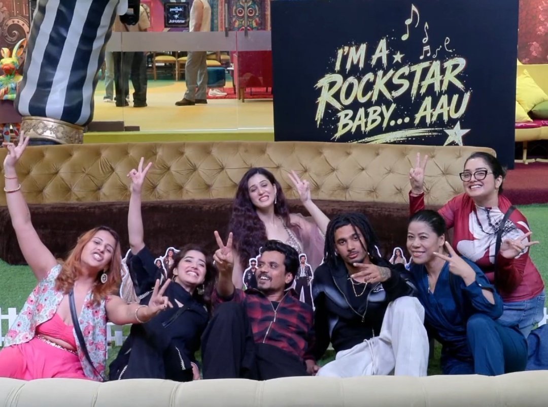 lov_eyourself4u's tweet photo. I’m a rockstar baby aauuu 🔥

This board is more famous than the ppl in the pic 😭🤣

Hate them to the core 🙌🏻

#BB20 #QaziTouqeer https://t.co/XtoUrC9RCY