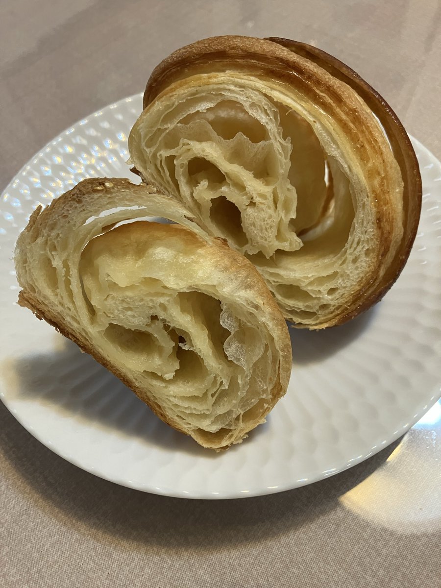 GaragaradonC's tweet photo. 今日はクロワッサンを焼きました。今週2度目。難しいなぁ。

#手作りパン https://t.co/EtzjXVt3Wm