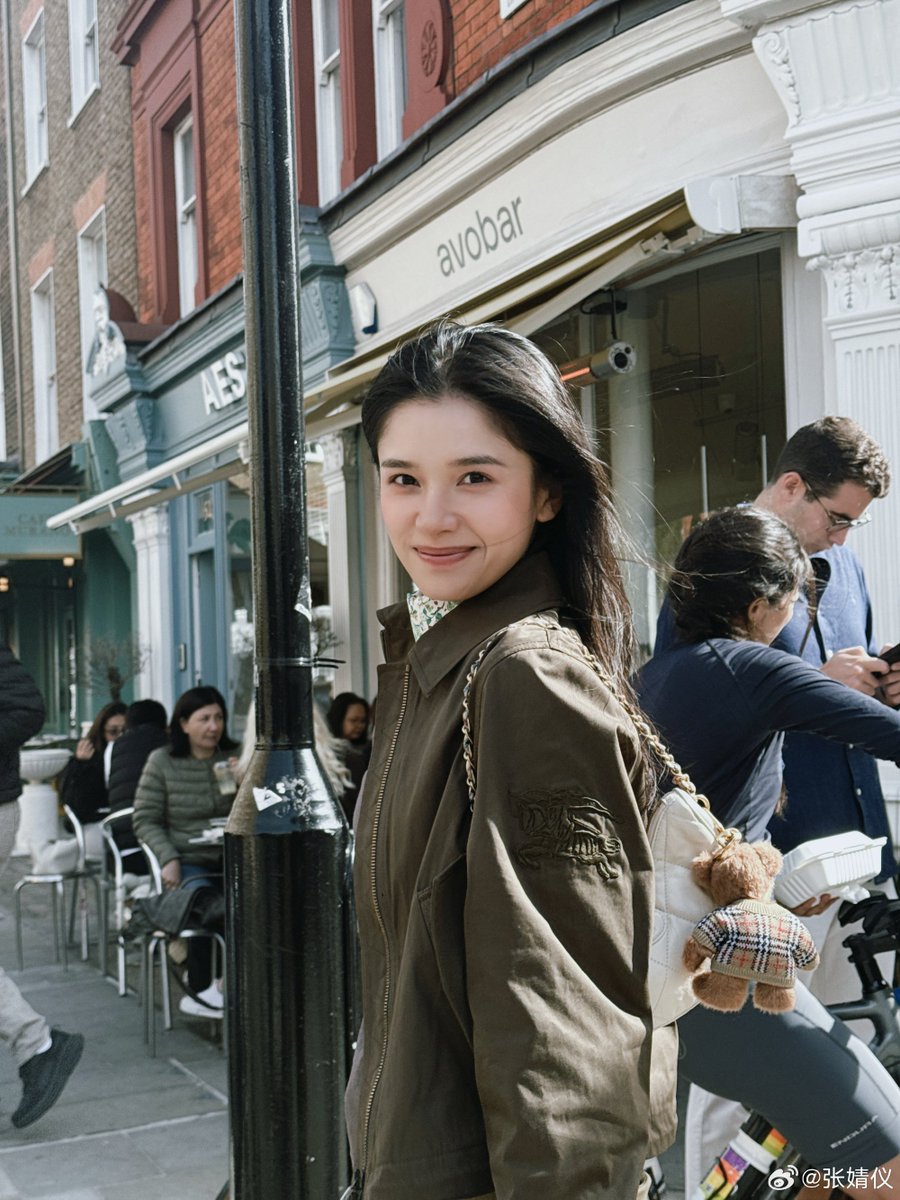 zzhangjingyi's tweet photo. A cup of joy in London. https://t.co/gKIehUK7tb