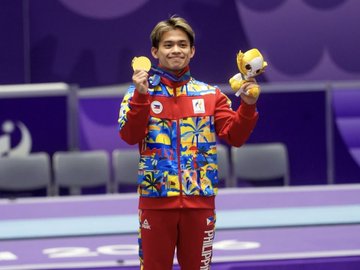 ABSCBNNews's tweet photo. SO NICE, HE DID IT TWICE 🥇🥇

Carlos Yulo is beaming with pride and happiness after winning his second gold medal in the 2026 #AsianGames. 

Yulo ruled the men’s floor exercise and vault, the same events he won gold at the 2024 Paris Olympics. #AichiNagoya2026 (📸: POC Media Pool) | via @PaigeJavier